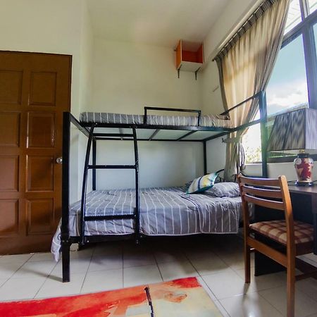 Poni Homestay Muara Eksteriør billede